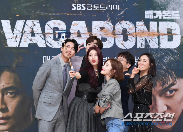 Vagabond Actors said it was a work that had to be featuredOn the afternoon of the 16th, SBSs new gilt drama Vagabond (Jang Young-chul Young-sun play, directed by Yoo In-sik) was presented at the SBS building in Mok-dong, Yangcheon-gu, Seoul.The event was attended by Lee Seung-gi, Reservoir, Shin Sung-rok, Moon Jin-hee, Hwang Bo Ra, and Yoo In-sik PD.Lee Seung-gi said, I am excited to shoot a year and broadcast, and many people are nervous to watch.Director Yoo In-sik, director Lee Kyu-bok, and writer Jang Young-chul Jeong Gyeong-sun were told that they were preparing Vagabond after having a drink and eating rice before the military, and it started when they were in the midst of military.Thankfully, I think it is an honor to be cast in a work that is too big, and I have melted my overwhelming impression with passion for Drama.When I first received the proposal and read the script, I thought it was interesting, and I was curious and excited because I had never done the intelligence action genre.I wanted to do it with the character of Gohari coming up attractively, and please look forward to Harry growing up. Shin Sung-rok said, It was a character I have not tried, and the story itself was so attractive.It was a story to be played, and I was grateful that there were many factors to have a new experience that I could not do until this time and could not implement it.Moon Jin-hee said: There are some wonderful actors, but seniors and other colleagues who didnt get together today were so cool.As soon as I received the script, I wanted to do this drama in Korea.I thought of many events, but I felt the color and charm that I could show through this drama, so I could show viewers what ambition and what secrets I could keep because I am a woman who has never been a character and secret, Lee Kyung-young, and a woman who enters the world of men.I think it was the efforts of Yoo In-sik and the staff that ended harmoniously on the set. Hwang Bo Ra said, I made my debut as a SBS bond talent in 2003, and then I played the same role as the servant 1, and for the first time, Jang Young-chul Young Young-sung gave me the role of Gongmi.So I met him again, and this time I met him again. This time, its the republican. I thought you liked him.At that time, when I went to say Please write me while receiving a salary of 300,000 won, I remember that Yoo In-sik gave me a pretty look.So Vagabond seems to be a work that I had to do. Vagabond is a Korean-style intelligence action melodrama that digs into a huge national corruption found by a man involved in a civil airliner crash in a concealed truth.It tells the story of the dangerous and naked adventures of those who have lost their families, affiliations, and even their names, as the title Vagabond. The first broadcast at 10 p.m. on the 20th.