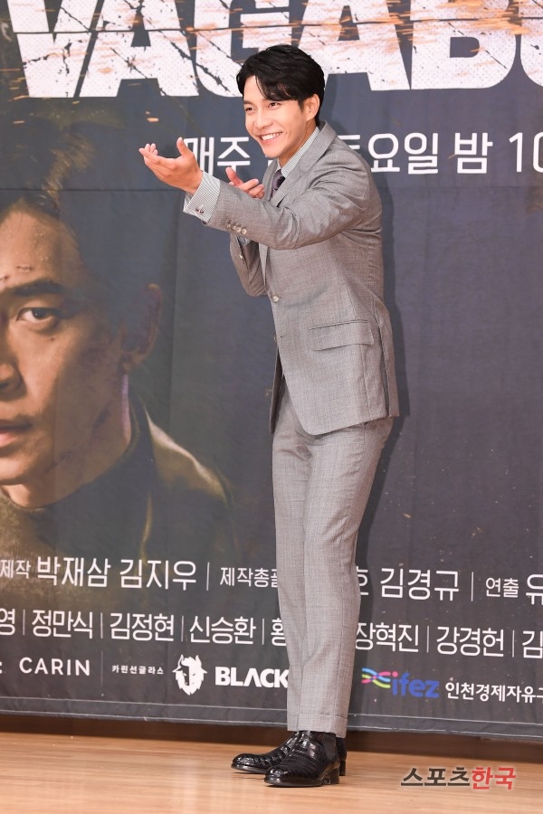 Lee Seung-gi is attending the SBS drama Vagabond production presentation held at SBS building in Mok-dong, Seoul on the afternoon of the 16th.Vagabond is a drama depicting the process of a man involved in a civil airliner crash digging into a huge national corruption found in a concealed truth.Lee Seung-gi, Bae Su-ji, Shin Seong-rok, Moon Chung-hee, and Hwang Bo-ra.