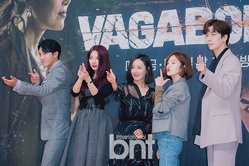 Vagabond finally took off his veil.The production presentation of SBS Jacksons Vagabond (playplayplay by Jang Young-chul, director Yoo In-sik) was held at SBS Public Hall in Yangcheon-gu, Seoul on the afternoon of September 16.On the spot, Lee Seung-gi, Bae Suzy, Shin Sung-rok, Moon Jung-hee and Hwang Bo Ra attended.Vagabond is a Lamar Jackson who uncovers a huge national corruption found in a concealed truth by a man involved in a civil-commodity passenger plane crash.It is an intelligence melodrama with dangerous and naked adventures of the family, affiliation, and even the nameless Vagabond. It is a huge project that was completed by taking overseas rockets between Morocco and Portugal during the production period of over a year.Vagabond is an exciting Lamar Jackson with many genres, including Chumbo, Action, and Melody. It has been prepared for 11 months.I was grateful for the ensemble act, which would have been shaken if there were any non-cooperative actors. I felt that people themselves were good people.Its a teamwork of extreme strength. I finished shooting happily, he said.Asked if there was any burden on him as a masterpiece of 25 billion production costs, Lee Seung-gi said, The bishop and the field staff prepared the perfect scene so that they could not feel the burden.I felt little pressure throughout the shoot. It was a scene full of stability.Lee Seung-gi and Bae Suzy, who met again in six years after the book of Guga in 2013, said, It was good six years ago, but it was good again this time.I was able to shoot well comfortably, Lee Seung-gi said, It was good at that time, but Bae Suzy, who met this time, wanted to be an actress like this.Attitude was really good, and even though it was a tough Action Lamar Jackson, I was positive and cool. Lee Seung-gi, who plays Cha Dal-gun, a hot-blooded stuntman, said, I think it is a male character who has been doing so far.I had a relationship with director Yoo In-sik and director of filming One.At that time, I heard about Vagabond while having a drink, and I told him that I wanted to try it when I was in a military mood.Ive been shooting for a year and now Im so excited to be released, he said.Ive been training my fitness through Action School for two months, said Bae Suzy, who plays the charismatic One Blackjoy confession.Ive been preparing for the shooting and shooting training, and the character of the confessional has come up attractively, and I want to ask for intelligence.I learned a lot from my many seniors and teachers, and I think I can see the growth of Acting as Harry grows.Lamar Jacksons agency was changed in the middle of the day.I was confused when I filmed it in the long run, but I will continue to show good looks after leaving my agency.Im a SBS bond talent, said Hwang Bo Ra, who is in charge of the state affairs One Republican, and I met with this work when director Yoo In-sik was pretty to me.Vagabond was a work I had to do, he said.Lee Seung-gi said, I am shooting at Morocco at night, and Morocco citizens sent me a lot of ones to prepare for refreshments.Thanks to local citizens, I was able to shoot well without accidents. Lee Seung-gi also said, I am proud of the army and I like the Korean army very much.Thanks to his military experience, he was able to make himself confident in shooting. My brother has become a little bit more sleek, Bae Suzy said, adding, I think hes lost a lot of weight on his face, got muscle, and became a lot of man after he went to the military.Shin Sung-rok, who played the national team leader Ki Tae-woong, said, I was able to refer to Acting while listening to episodes while visiting the state One and eating with my own.This is going to be really good. I think youll feel it with the new ones Lamar Jackson.TV viewer ratings are likely to be 30 percent, and we will make a commitment that will be appropriate. Shin Sung-rok then said, I have told my sister and Bae Suzy not only about personal troubles but also about characters.This role was not easy.I had to cut my legs and arms, but I wonder if a good character was born because of the bishop and actors. Meanwhile, SBSs Lamar Jackson Vagabond will be broadcast at 10 p.m. on Sept. 20.news report