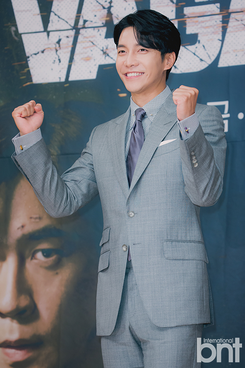 Lee Seung-gi delivered his impression of filming.On the afternoon of September 16, a production presentation of SBS Jacksons Vagabond (playplayplay by Jang Young-chul, director Yoo In-sik) was held at SBS Public Hall in Seoul Yangcheon District.Yoo In-sik, Lee Seung-gi, reservoir, Shin Sung-rok, Moon Jung-hee and Hwang Bora attended the scene.Asked whether there was any burden as a masterpiece of 25 billion production costs, Lee Seung-gi said, The bishop and the field staff prepared the perfect scene so that they could not feel the burden.I felt little pressure throughout the shoot. It was a scene full of stability.Vagabond is a Lamar Jackson who uncovers a huge national corruption found in a concealed truth by a man involved in a civil-commodity passenger plane crash.It is a spy action melodrama with dangerous and naked adventures of the Vagabond who have lost their family, affiliation, and even their names. It is a huge project completed by taking overseas rockets to and from Morocco and Portugal during the production period of over a year.Meanwhile, SBSs Lamar Jackson Vagabond will be broadcast at 10 p.m. on Sept. 20.news report