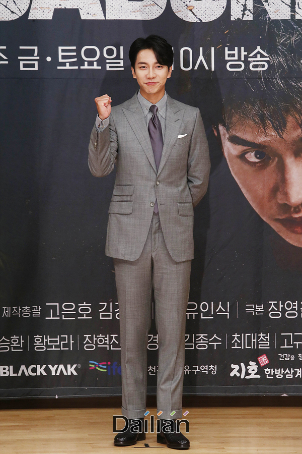 Actor Lee Seung-gi has a photo time at the presentation of the drama Vagabond at the SBS Mokdong office in Seoul Yangcheon District on the afternoon of the 16th.