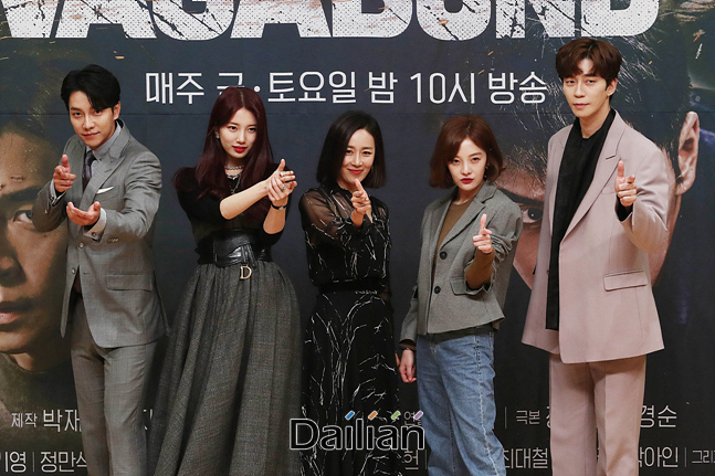 Actor Lee Seung-gi, reservoir, Moon Jung-hee, Hwang Bo Ra, and Shin Sung-rok have a photo time at the production presentation of Drama Vagabond held at SBS Mokdong building in Yangcheon-gu, Seoul on the afternoon of the 16th.