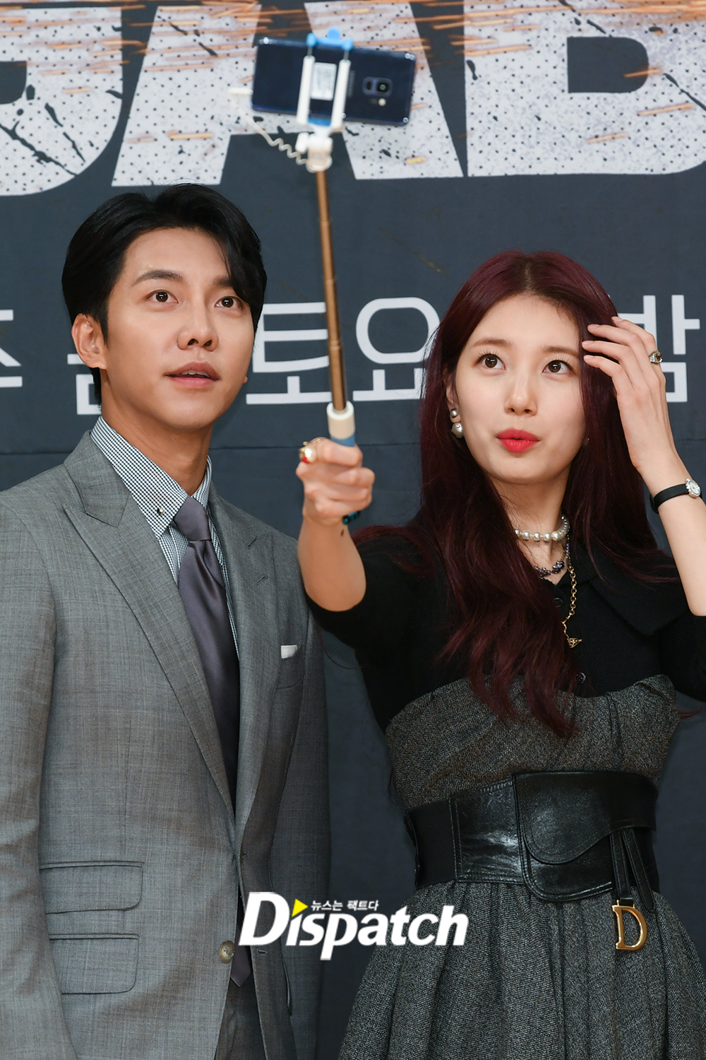 SBS gilt drama Vagabond production presentation was held at SBS in Mokdong, Seoul Yangcheon District on the afternoon of the 16th.Lee Seung-gi and Bae Suzy showed off their extraordinary breathing by taking a self-camera.Meanwhile, Vagabond will be broadcasted on the 20th as a drama depicting the process of a man involved in a civil passenger plane crash digging into a huge national corruption found in a concealed truth.two-shota beautiful womana secretly snapping
