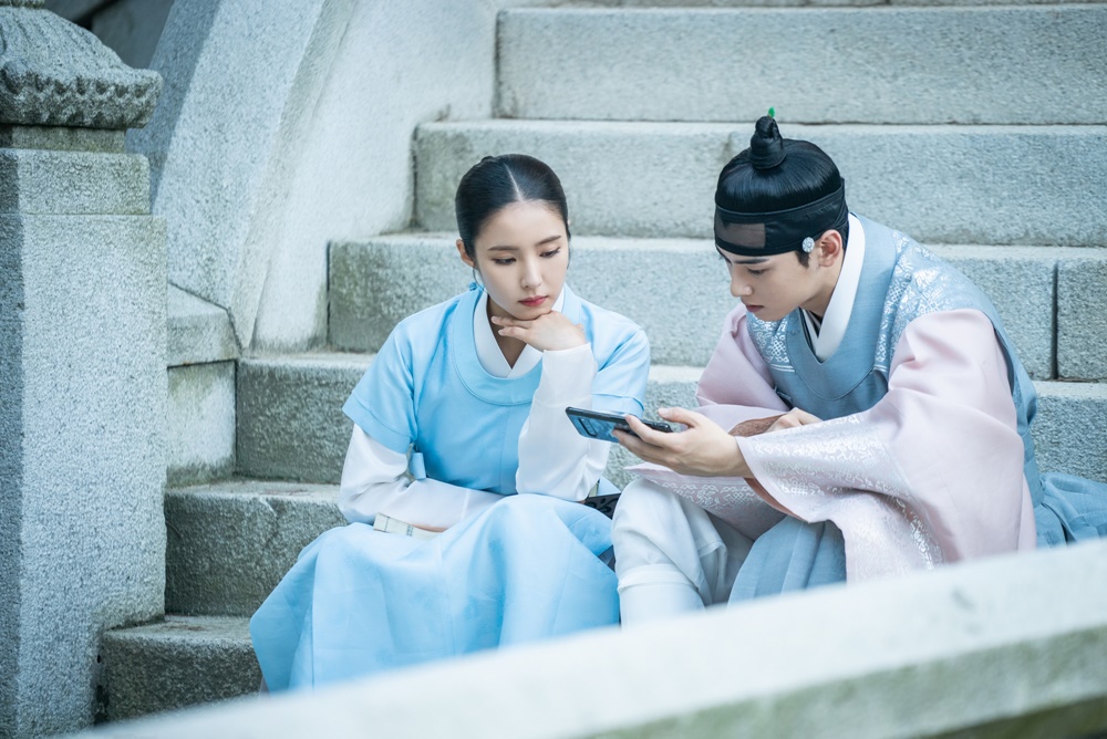 The new employee, Na Hae-ryung, unveiled the behind-the-scenes behind Shin Se-kyung and Cha Eun-woos The Warlords.This week, with the new officer Na Hae-ryung on the verge of a normal broadcast, the two mens romances are revealed and attention is focused.MBC drama Na Hae-ryung (played by Kim Ho-soo / directed by Kang Il-soo, Han Hyun-hee / produced Chorokbaem Media) released a behind-the-scenes cut of romance reviews by Koo Hae-ryung (Shin Se-kyung) and Lee Rim (Cha Eun-woo).Na Hae-ryung, starring Shin Se-kyung, Cha Eun-woo, and Park Ki-woong, is the first problematic Ada Lovelace () of Joseon and the full-length romance of Prince Irim, the anti-war mother Solo.Lee Ji-hoon, Park Ji-hyun and other young actors, Kim Yeo-jin, Kim Min-sang, Choi Duk-moon, and Sung Ji-ru.Na Hae-ryung in the public photos, Lee Lims The Warlords sides last week, captivating the eye.From the irim that gave Na Hae-ryung a surprise kiss to Na Hae-ryung who entered the hall, to the appearance of Na Hae-ryung, who laughed at the relationship with his fellow Ada Lovelace, the sweet time of the two people makes them smile.However, the two people who are confused by the sudden Wedding Bible language are robbed of their eyes.Of course, Irim, who dreamed of a future with Na Hae-ryung, was frustrated by Na Hae-ryungs words that he did not want to live in the gyumun as someones wife, and Na Hae-ryung was also sick and ignored him.Na Hae-ryung, who later took charge of the record of the process of intercourse, tried to suppress his mind by watching Seo-hwa (Kim Hyun-soo) in the heart of Kim Yeo-jin.Irim also resigned and added to the sadness of leaving the Wedding Bible preparation.However, Irim went to Na Hae-ryung in an irresistible mind and grabbed him with tears to abandon everything, including the position of the Grand Army, saying, I will throw it away.Na Hae-ryung turned from him, saying, Reality is not a novel, and I will be tired as time goes by. Eventually, I poured tears out of the room alone and stimulated the tears of viewers.Two of the two close-knit people in the play, but the back door shows a lively partnership in the field.Shin Se-kyung and Cha Eun-woo sit side by side and monitor the smoke, and they are caught in a pure manner and give a warm feeling.Shin Se-kyung also shows his passion for acting that does not put the script in his hand, and he is brightly showing the atmosphere of the scene with a clear smile.Cha Eun-woo also boasts a brilliant hanbok fit and attracts attention because it is blowing a heartbeat toward viewers.As such, the two people sometimes listen to the viewers with romance that can not be seen in front of the tears sometimes.As a result, Na Hae-ryung, a new employee, achieved the top spot in the drama topical category for the first week of September, which was announced by Good Data Corporation, a TV topical analysis agency, for the sixth consecutive week.The new employee, Na Hae-ryung, said, All the staff including Shin Se-kyung and Cha Eun-woo continued shooting before and after Chuseok to give viewers a more complete drama.I would like to ask for your interest and love this week. Shin Se-kyung, Cha Eun-woo, and Park Ki-woong will appear in the Na Hae-ryung broadcast 33-34 times at 8:55 pm on Wednesday, the 18th.iMBC  Photos