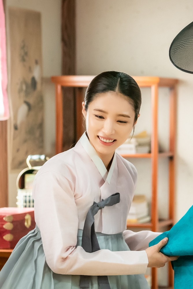 The new employee, Na Hae-ryung, unveiled the behind-the-scenes behind Shin Se-kyung and Cha Eun-woos The Warlords.This week, with the new officer Na Hae-ryung on the verge of a normal broadcast, the two mens romances are revealed and attention is focused.MBC drama Na Hae-ryung (played by Kim Ho-soo / directed by Kang Il-soo, Han Hyun-hee / produced Chorokbaem Media) released a behind-the-scenes cut of romance reviews by Koo Hae-ryung (Shin Se-kyung) and Lee Rim (Cha Eun-woo).Na Hae-ryung, starring Shin Se-kyung, Cha Eun-woo, and Park Ki-woong, is the first problematic Ada Lovelace () of Joseon and the full-length romance of Prince Irim, the anti-war mother Solo.Lee Ji-hoon, Park Ji-hyun and other young actors, Kim Yeo-jin, Kim Min-sang, Choi Duk-moon, and Sung Ji-ru.Na Hae-ryung in the public photos, Lee Lims The Warlords sides last week, captivating the eye.From the irim that gave Na Hae-ryung a surprise kiss to Na Hae-ryung who entered the hall, to the appearance of Na Hae-ryung, who laughed at the relationship with his fellow Ada Lovelace, the sweet time of the two people makes them smile.However, the two people who are confused by the sudden Wedding Bible language are robbed of their eyes.Of course, Irim, who dreamed of a future with Na Hae-ryung, was frustrated by Na Hae-ryungs words that he did not want to live in the gyumun as someones wife, and Na Hae-ryung was also sick and ignored him.Na Hae-ryung, who later took charge of the record of the process of intercourse, tried to suppress his mind by watching Seo-hwa (Kim Hyun-soo) in the heart of Kim Yeo-jin.Irim also resigned and added to the sadness of leaving the Wedding Bible preparation.However, Irim went to Na Hae-ryung in an irresistible mind and grabbed him with tears to abandon everything, including the position of the Grand Army, saying, I will throw it away.Na Hae-ryung turned from him, saying, Reality is not a novel, and I will be tired as time goes by. Eventually, I poured tears out of the room alone and stimulated the tears of viewers.Two of the two close-knit people in the play, but the back door shows a lively partnership in the field.Shin Se-kyung and Cha Eun-woo sit side by side and monitor the smoke, and they are caught in a pure manner and give a warm feeling.Shin Se-kyung also shows his passion for acting that does not put the script in his hand, and he is brightly showing the atmosphere of the scene with a clear smile.Cha Eun-woo also boasts a brilliant hanbok fit and attracts attention because it is blowing a heartbeat toward viewers.As such, the two people sometimes listen to the viewers with romance that can not be seen in front of the tears sometimes.As a result, Na Hae-ryung, a new employee, achieved the top spot in the drama topical category for the first week of September, which was announced by Good Data Corporation, a TV topical analysis agency, for the sixth consecutive week.The new employee, Na Hae-ryung, said, All the staff including Shin Se-kyung and Cha Eun-woo continued shooting before and after Chuseok to give viewers a more complete drama.I would like to ask for your interest and love this week. Shin Se-kyung, Cha Eun-woo, and Park Ki-woong will appear in the Na Hae-ryung broadcast 33-34 times at 8:55 pm on Wednesday, the 18th.iMBC  Photos