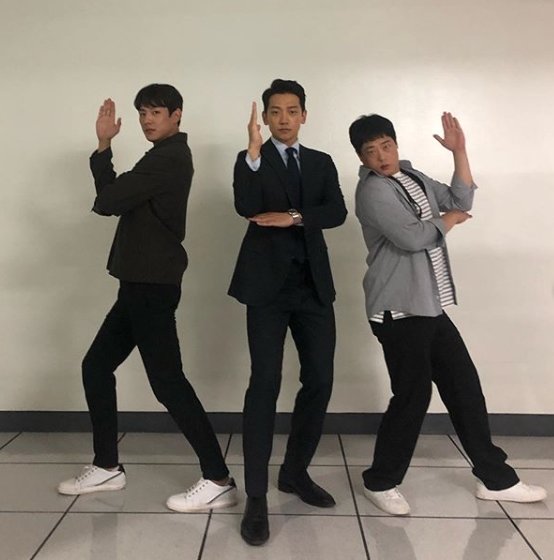 Rain wrote on his SNS on the 15th, Welcome 2 Life special edition trio. Secrets come out. Tung. Shooting for the holidays. Yes!and posted two photos.The photo shows Kwak Si-yang, Rain and Pregnant women posing side by side.The charisma and the atmosphere of the three people staring seriously at the camera catch the eye.The fans who responded to the photos responded such as I had a lot of trouble during the holidays, Fighting and I will shoot today.On the other hand, MBC Welcome 2 Life starring Rain, Kwak Si-yang and Pregnant women is broadcast every Monday and Tuesday at 8:55 pm.