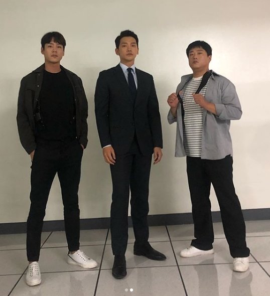 Rain wrote on his SNS on the 15th, Welcome 2 Life special edition trio. Secrets come out. Tung. Shooting for the holidays. Yes!and posted two photos.The photo shows Kwak Si-yang, Rain and Pregnant women posing side by side.The charisma and the atmosphere of the three people staring seriously at the camera catch the eye.The fans who responded to the photos responded such as I had a lot of trouble during the holidays, Fighting and I will shoot today.On the other hand, MBC Welcome 2 Life starring Rain, Kwak Si-yang and Pregnant women is broadcast every Monday and Tuesday at 8:55 pm.