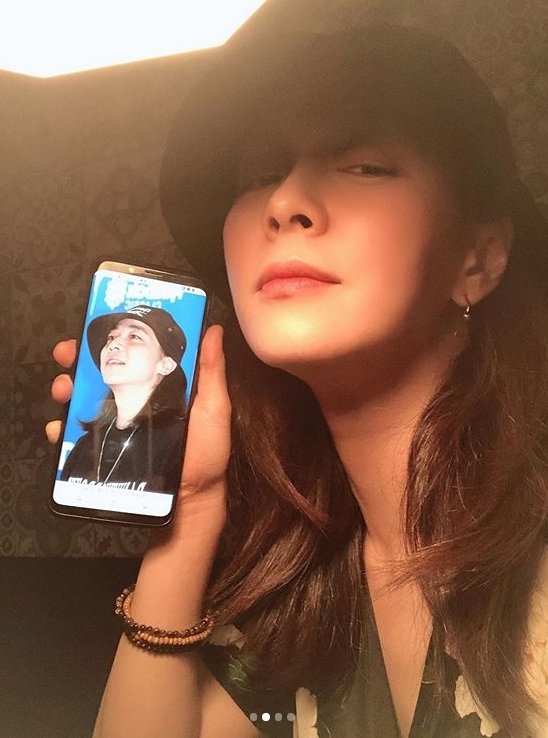 Song Ji-hyo posted several photos on his SNS on the 16th with an article entitled Nucksal like me. Nucksal like me.The photo shows Song Ji-hyo and Nucksal posing in the same costume.In another photo, Song Ji-hyo is making a charismatic look with a similar atmosphere to the appearance of Nucksal in his cell phone.Like Brother and Sister, the atmosphere that resembles each other catches my eye.The fans who responded to the photos responded such as Third Seconds Twins, Two are cute, I want to see it quickly in Song Actors work.On the other hand, Song Ji-hyo and Nucksal prepared the stage for the 9th anniversary fan meeting Running Man on SBS entertainment program.