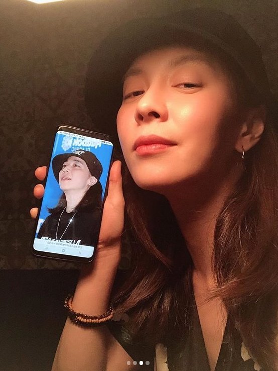 Song Ji-hyo posted several photos on his SNS on the 16th with an article entitled Nucksal like me. Nucksal like me.The photo shows Song Ji-hyo and Nucksal posing in the same costume.In another photo, Song Ji-hyo is making a charismatic look with a similar atmosphere to the appearance of Nucksal in his cell phone.Like Brother and Sister, the atmosphere that resembles each other catches my eye.The fans who responded to the photos responded such as Third Seconds Twins, Two are cute, I want to see it quickly in Song Actors work.On the other hand, Song Ji-hyo and Nucksal prepared the stage for the 9th anniversary fan meeting Running Man on SBS entertainment program.