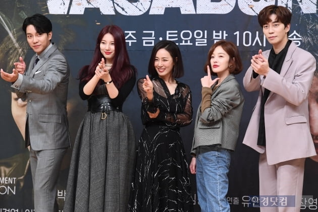 Actor Lee Seung-gi, Bae Suzy, Moon Jin-hee, Hwang Bo Ra, and Shin Sung-rok attended the production presentation of the new gilt drama Vagabond (playwright Jang Young-chul, Jung Kyung-soon, director Yoo In-sik) at SBS office in Mok-dong, Seoul on the afternoon of the 16th.Vagabond, starring Lee Seung-gi, Bae Suzy, Shin Sung-rok, Moon Jin-hee and Hwang Bo Ra, will be broadcast on the 20th as a drama depicting the process of digging up a huge national corruption found by a man involved in a crash of a civil passenger plane in a concealed truth.