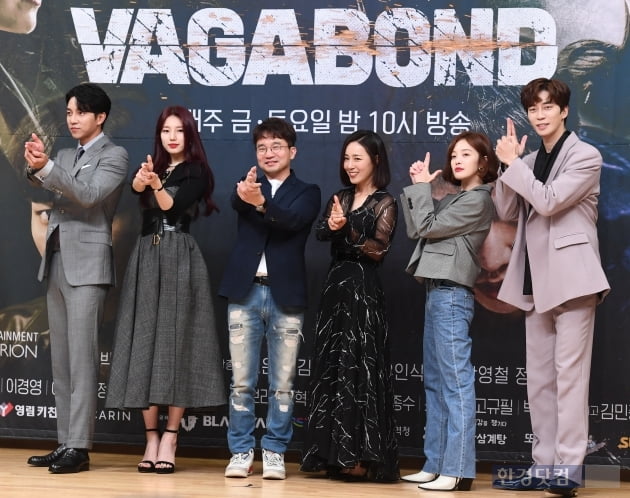 Actor Lee Seung-gi, Bae Suzy, Yoo In-sik PD, Moon Jin-hee, Hwang Bo Ra, Shin Sung-rok attended the production presentation of the new gilt drama Vagabond (playwright Jang Young-chul, Jung Kyung-soon, director Yoo In-sik) at SBS office in Mok-dong, Seoul on the afternoon of the 16th.Vagabond, starring Lee Seung-gi, Bae Suzy, Shin Sung-rok, Moon Jin-hee and Hwang Bo Ra, will be broadcast on the 20th as a drama depicting the process of digging up a huge national corruption found by a man involved in a crash of a civil passenger plane in a concealed truth.