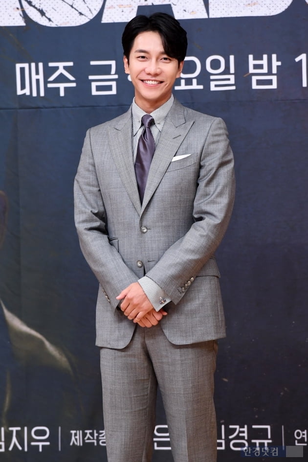 Actor Lee Seung-gi attended the production presentation of the new gilt drama Vagabond (playplayplay by Jang Young-chul, Jung Kyung-soon, directed by Yoo In-sik) held at SBS office in Mok-dong, Seoul on the afternoon of the 16th.Vagabond, starring Lee Seung-gi, reservoir, Shin Sung-rok, and Moon Jung-hee, is scheduled to be broadcast on the 20th as a drama depicting the process of digging up a huge national corruption found by a man involved in a civil passenger plane crash in a concealed truth.