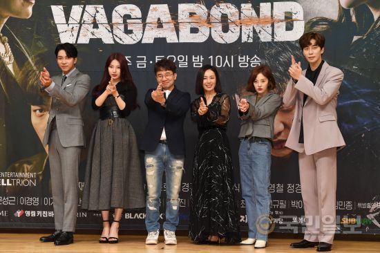 Actor Lee Seung-gi, Bae Ji-ji, Yoo In-sik PD, Moon Jung-heeHwang Bo Ra and Shin Sung-rok are taking a wonderful pose at the presentation of the Drama Baega Bond at SBS in Mokdong, Yangcheon-gu, Seoul on the afternoon of the 16th.