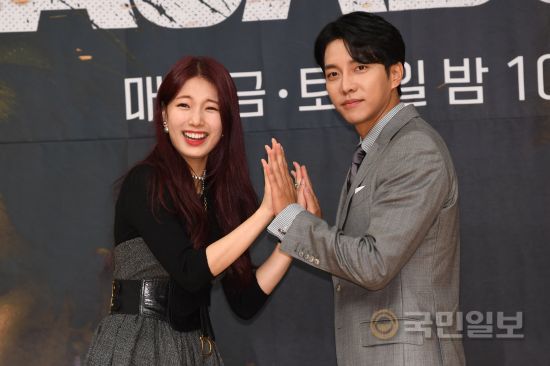 Actor Bae Suzy and Lee Seung-gi are taking a wonderful pose at the production presentation of Drama Bond at SBS in Mokdong, Seoul Yangcheon District on the afternoon of the 16th.The Voyage Bond (VAGABOND) is a drama that will uncover a huge national corruption found by a man involved in a civil-commodity passenger plane crash in a concealed truth, and will be broadcast first on September 20 following Doctor John.