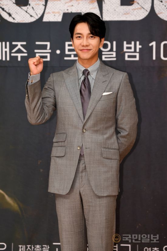 Lee Seung-gi is taking a wonderful pose at the presentation of the production of Drama Bond at SBS in Mok-dong, Seoul Yangcheon District on the afternoon of the 16th.The Voyage Bond (VAGABOND) is a drama that will uncover a huge national corruption found by a man involved in a civil-commodity passenger plane crash in a concealed truth, and will be broadcast first on September 20 following Doctor John.