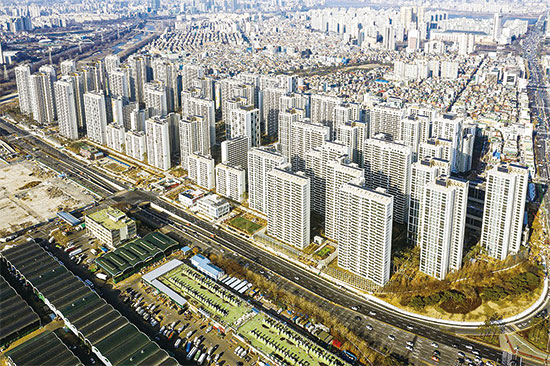 송파구 헬리오시티 등 서울 강남 신축 아파트 가격이 연일 상승세를 타고 있다. <현대산업개발 제공>