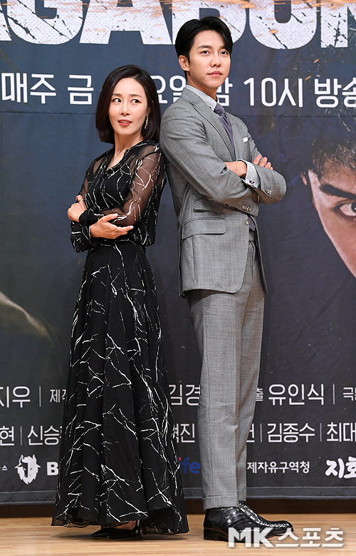 SBSs new gilt drama Vagabond production presentation was held at SBS in Mok-dong, Yangcheon-gu, Seoul on the afternoon of the 16th.Moon Jin-hee and Lee Seung-gi have photo time.Vagabond, starring Lee Seung-gi, Bae Ji-rok, Shin Sung-rok, Moon Jin-hee, and Baek Yoon-sik, is a drama that uncovers a huge national corruption found by a man involved in a civil passenger plane crash in a concealed truth. Lee Seung-gi is a stuntman Chadalgun who uses Jackie Chan as a role model, I was angry.