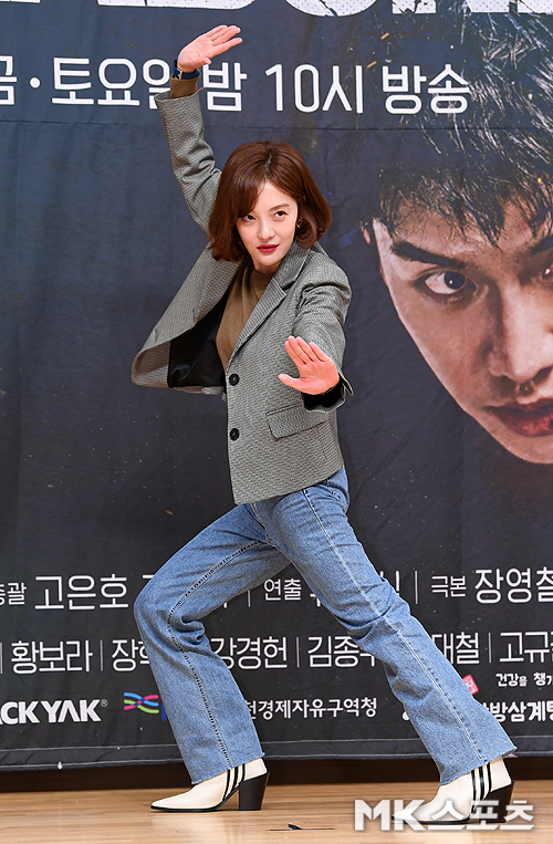 SBSs new gilt drama Vagabond production presentation was held at SBS in Mok-dong, Yangcheon-gu, Seoul on the afternoon of the 16th.Hwang Bo Ra has photo time.Vagabond, starring Lee Seung-gi, Bae Ji-rok, Shin Sung-rok, Moon Jung-hee, and Baek Yoon-sik, is a drama that uncovers a huge national corruption found by a man involved in a civil passenger plane crash. Lee Seung-gi is a stuntman Cha Dal-gun who uses Jackie as a role model, I did.