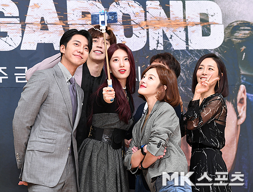 SBSs new gilt drama Vagabond production presentation was held at SBS in Mok-dong, Yangcheon-gu, Seoul on the afternoon of the 16th.Lee Seung-gi, Shin Sung-rok, Bae Suzy, Hwang Bo Ra and Moon Jin-hee have photo time.Vagabond, starring Lee Seung-gi, Bae Suzy, Shin Sung-rok, Moon Jin-hee, and Baek Yoon-sik, is a drama that uncovers a huge national corruption found by a man involved in a crash of a private passenger plane. Lee Seung-gi is a stuntman, Bae Suzy was divided into one of the black yo-kori of the state affairs.