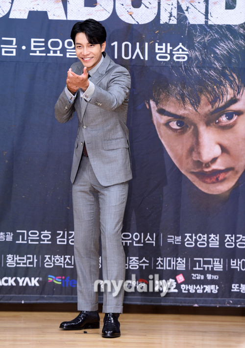 Lee Seung-gi greets SBSs new gilt drama Baega Bond (playplayplay by Jang Young-chul, director Yoo In-sik) at SBS in Mok-dong, Seoul on the afternoon of the 16th.Baegabond is a drama that digs into a huge national corruption that a man involved in a civil airliner crash found in a concealed truth.It is an intelligence action melodrama featuring dangerous and naked adventures of Vagabond who have lost their families, affiliations, and even their names.Baega Bond will be broadcasted at 10 pm on the 20th.