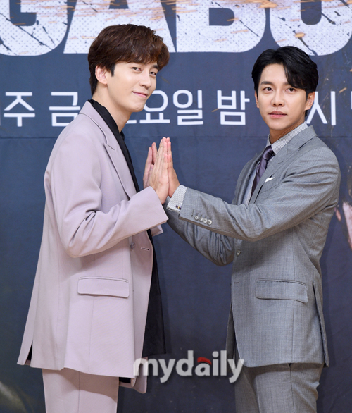 Lee Seung Gi Shin Sung Rok Pose Of Two Men