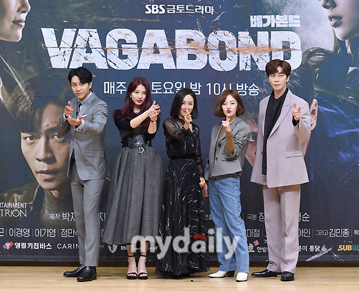 Lee Seung-gi, Bae Su-ji, Moon Jung-hee, Hwang Bo Ra and Shin Sung-rok (from left) greet each other at the SBS New Gilt Drama Vagabond (playplayed by Jang Young-chul, directed by Yoo In-sik) production presentation at SBS in Mok-dong, Seoul on the afternoon of the 16th.Vagabond is a drama that digs into a huge national corruption found by a man involved in a civil-commodity passenger plane crash in a concealed truth.It is an intelligence action melodrama with dangerous and naked adventures of Vagabond who have lost their families, affiliations, and even their names.Vagabond will be broadcasted at 10 pm on the 20th.