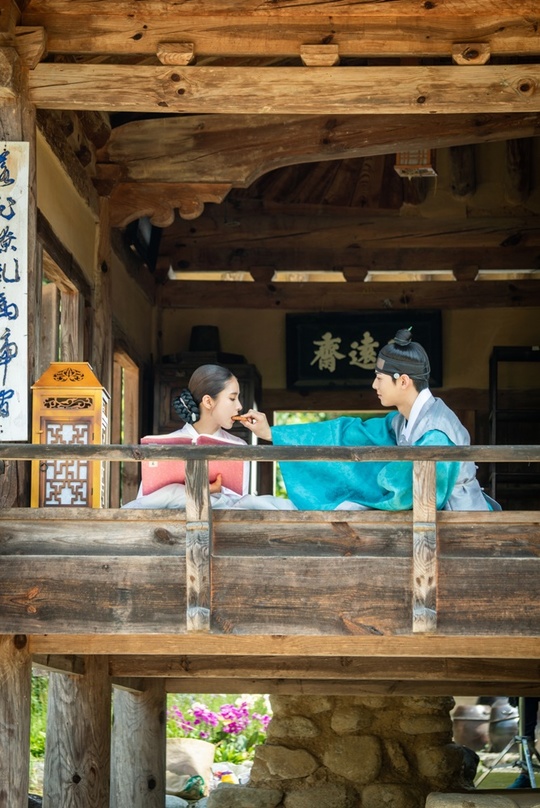 The new employee, Na Hae-ryung, unveiled the behind-the-scenes behind Shin Se-kyung and Cha Eun-woos The Warlords.This week, with the new officer Na Hae-ryung on the verge of a normal broadcast, the two mens romances are revealed and attention is focused.The MBC drama Na Hae-ryung (played by Kim Ho-soo / directed by Kang Il-soo, Han Hyun-hee / produced by Green Snake Media) released a behind-the-scenes cut of romance reviews by Koo Hae-ryung (Shin Se-kyung) and Lee Rim (Cha Eun-woo) on August 16.Na Hae-ryung, starring Shin Se-kyung, Cha Eun-woo, and Park Ki-woong, is the first problematic Ada Lovelace () of Joseon and the Phil full romance of Prince Lee Rim, the anti-war mother Solo.Lee Ji-hoon, Park Ji-hyun and other young actors, Kim Yeo-jin, Kim Min-sang, Choi Duk-moon, and Sung Ji-ru.Na Hae-ryung in the public photos, Lee Lims The Warlords sides last week, captivating the eye.From the irim that gave Na Hae-ryung a surprise kiss to Na Hae-ryung who entered the hall, to the appearance of Na Hae-ryung, who laughed at the relationship with his fellow Ada Lovelace, the sweet time of the two people makes them smile.However, the two people who are confused by the sudden Wedding Bible language are robbed of their eyes.Of course, Irim, who dreamed of a future with Na Hae-ryung, was frustrated by Na Hae-ryungs words that he did not want to live in the gyumun as someones wife, and Na Hae-ryung was also sick and ignored him.Na Hae-ryung, who later took charge of the record of the process of intercourse, tried to suppress his mind by watching Seo-hwa (Kim Hyun-soo) in the heart of Kim Yeo-jin.Irim also resigned and added to the sadness of leaving the Wedding Bible preparation.However, Irim went to Na Hae-ryung in an irresistible mind and grabbed him with tears to abandon everything, including the position of the Grand Army, saying, I will throw it away.Na Hae-ryung turned from him, saying, Reality is not a novel, and I will be tired as time goes by. Eventually, I poured tears out of the room alone and stimulated the tears of viewers.Two of the two close-knit people in the play, but the back door shows a lively partnership in the field.Shin Se-kyung and Cha Eun-woo sit side by side and monitor the smoke, and they are caught in a pure manner and give a warm feeling.Shin Se-kyung also shows his passion for acting that does not put the script out of his hand, and he is brightly showing the atmosphere of the scene with a clear smile.Cha Eun-woo also boasts a brilliant hanbok fit and attracts attention because it is blowing a heartbeat toward viewers.As such, the two people sometimes listen to the viewers with romance that can not be seen in front of the tears sometimes.As a result, Na Hae-ryung, a new employee, achieved the top spot in the drama topical category for the first week of September, which was announced by Good Data Corporation, a TV topical analysis agency, for the sixth consecutive week.kim myeong-mi