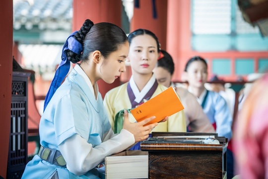 The new employee, Na Hae-ryung, unveiled the behind-the-scenes behind Shin Se-kyung and Cha Eun-woos The Warlords.This week, with the new officer Na Hae-ryung on the verge of a normal broadcast, the two mens romances are revealed and attention is focused.The MBC drama Na Hae-ryung (played by Kim Ho-soo / directed by Kang Il-soo, Han Hyun-hee / produced by Green Snake Media) released a behind-the-scenes cut of romance reviews by Koo Hae-ryung (Shin Se-kyung) and Lee Rim (Cha Eun-woo) on August 16.Na Hae-ryung, starring Shin Se-kyung, Cha Eun-woo, and Park Ki-woong, is the first problematic Ada Lovelace () of Joseon and the Phil full romance of Prince Lee Rim, the anti-war mother Solo.Lee Ji-hoon, Park Ji-hyun and other young actors, Kim Yeo-jin, Kim Min-sang, Choi Duk-moon, and Sung Ji-ru.Na Hae-ryung in the public photos, Lee Lims The Warlords sides last week, captivating the eye.From the irim that gave Na Hae-ryung a surprise kiss to Na Hae-ryung who entered the hall, to the appearance of Na Hae-ryung, who laughed at the relationship with his fellow Ada Lovelace, the sweet time of the two people makes them smile.However, the two people who are confused by the sudden Wedding Bible language are robbed of their eyes.Of course, Irim, who dreamed of a future with Na Hae-ryung, was frustrated by Na Hae-ryungs words that he did not want to live in the gyumun as someones wife, and Na Hae-ryung was also sick and ignored him.Na Hae-ryung, who later took charge of the record of the process of intercourse, tried to suppress his mind by watching Seo-hwa (Kim Hyun-soo) in the heart of Kim Yeo-jin.Irim also resigned and added to the sadness of leaving the Wedding Bible preparation.However, Irim went to Na Hae-ryung in an irresistible mind and grabbed him with tears to abandon everything, including the position of the Grand Army, saying, I will throw it away.Na Hae-ryung turned from him, saying, Reality is not a novel, and I will be tired as time goes by. Eventually, I poured tears out of the room alone and stimulated the tears of viewers.Two of the two close-knit people in the play, but the back door shows a lively partnership in the field.Shin Se-kyung and Cha Eun-woo sit side by side and monitor the smoke, and they are caught in a pure manner and give a warm feeling.Shin Se-kyung also shows his passion for acting that does not put the script out of his hand, and he is brightly showing the atmosphere of the scene with a clear smile.Cha Eun-woo also boasts a brilliant hanbok fit and attracts attention because it is blowing a heartbeat toward viewers.As such, the two people sometimes listen to the viewers with romance that can not be seen in front of the tears sometimes.As a result, Na Hae-ryung, a new employee, achieved the top spot in the drama topical category for the first week of September, which was announced by Good Data Corporation, a TV topical analysis agency, for the sixth consecutive week.kim myeong-mi