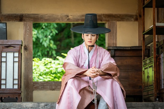 The new employee, Na Hae-ryung, unveiled the behind-the-scenes behind Shin Se-kyung and Cha Eun-woos The Warlords.This week, with the new officer Na Hae-ryung on the verge of a normal broadcast, the two mens romances are revealed and attention is focused.The MBC drama Na Hae-ryung (played by Kim Ho-soo / directed by Kang Il-soo, Han Hyun-hee / produced by Green Snake Media) released a behind-the-scenes cut of romance reviews by Koo Hae-ryung (Shin Se-kyung) and Lee Rim (Cha Eun-woo) on August 16.Na Hae-ryung, starring Shin Se-kyung, Cha Eun-woo, and Park Ki-woong, is the first problematic Ada Lovelace () of Joseon and the Phil full romance of Prince Lee Rim, the anti-war mother Solo.Lee Ji-hoon, Park Ji-hyun and other young actors, Kim Yeo-jin, Kim Min-sang, Choi Duk-moon, and Sung Ji-ru.Na Hae-ryung in the public photos, Lee Lims The Warlords sides last week, captivating the eye.From the irim that gave Na Hae-ryung a surprise kiss to Na Hae-ryung who entered the hall, to the appearance of Na Hae-ryung, who laughed at the relationship with his fellow Ada Lovelace, the sweet time of the two people makes them smile.However, the two people who are confused by the sudden Wedding Bible language are robbed of their eyes.Of course, Irim, who dreamed of a future with Na Hae-ryung, was frustrated by Na Hae-ryungs words that he did not want to live in the gyumun as someones wife, and Na Hae-ryung was also sick and ignored him.Na Hae-ryung, who later took charge of the record of the process of intercourse, tried to suppress his mind by watching Seo-hwa (Kim Hyun-soo) in the heart of Kim Yeo-jin.Irim also resigned and added to the sadness of leaving the Wedding Bible preparation.However, Irim went to Na Hae-ryung in an irresistible mind and grabbed him with tears to abandon everything, including the position of the Grand Army, saying, I will throw it away.Na Hae-ryung turned from him, saying, Reality is not a novel, and I will be tired as time goes by. Eventually, I poured tears out of the room alone and stimulated the tears of viewers.Two of the two close-knit people in the play, but the back door shows a lively partnership in the field.Shin Se-kyung and Cha Eun-woo sit side by side and monitor the smoke, and they are caught in a pure manner and give a warm feeling.Shin Se-kyung also shows his passion for acting that does not put the script out of his hand, and he is brightly showing the atmosphere of the scene with a clear smile.Cha Eun-woo also boasts a brilliant hanbok fit and attracts attention because it is blowing a heartbeat toward viewers.As such, the two people sometimes listen to the viewers with romance that can not be seen in front of the tears sometimes.As a result, Na Hae-ryung, a new employee, achieved the top spot in the drama topical category for the first week of September, which was announced by Good Data Corporation, a TV topical analysis agency, for the sixth consecutive week.kim myeong-mi