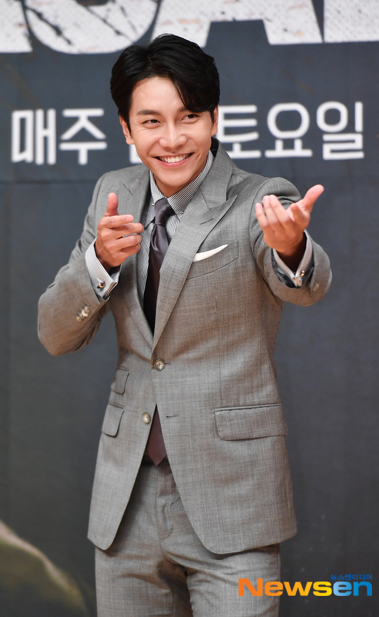 Singer and actor Lee Seung-gi has heralded an Acting transform.On the afternoon of September 16, SBSs new gilt drama Vagabond (playplayplay by Jang Young-chul, Jung Kyung-soon/directed Yoo In-sik) was presented at the SBS building in Mok-dong, Yangcheon-gu, Seoul.It is a work that has been prepared for a long time and has been enthusiastic for a long time.Its an exciting drama with intelligence, action, politics, thrillers, melodies, and narratives. Its a combination of great actors.Lee Seung-gi was a hot stuntman who used Jackie Chan as a role model, but played the role of Cha Dal-gun, who lived the life of a pursuer after the crash of a civil plane.Lee Seung-gi, who has been showing the image of his brother, has transformed into a male character of 18 martial arts.Lee Seung-gi said, It is a character that matches the name Dalgan.I think that one of the drama characters Ive done so far is a masculine character, he said. I think its a masculine character.I hope you enjoy it.Vagabond is an intelligence drama about the dangerous and naked adventures of a family, affiliation, and a nameless Vagabond, which depicts the process of a man involved in a civil-commodity passenger plane crash digging into a huge national corruption found in a concealed truth.Meanwhile, SBS Vagabond will be broadcast at 10 pm on September 20th.Lee Ha-na / Pyo Myeong-jung