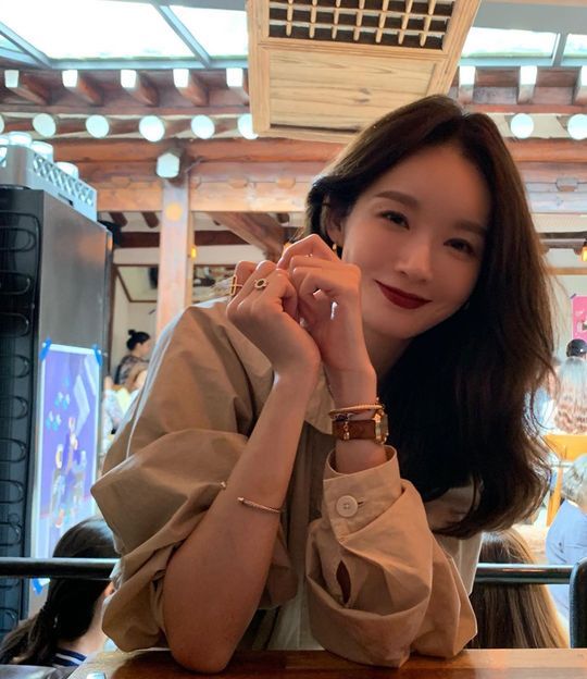 Davichi Kang Min-kyung flaunted a refreshing vibeKang Min-kyung posted several photos on his Instagram account on September 16 with the caption Lulu.Kang Min-kyung in the public photo is looking at the camera with a smile that is pleasant in the clear weather.The following photo shows Kang Min-kyung, who is enjoying the autumn atmosphere with red lip.Park So-hee