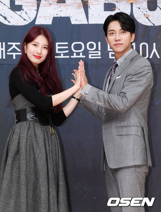 On the afternoon of the 16th, SBSs new gilt drama VAGABOND production presentation was held at SBS Hall, Mok-dong distributor SBS Broadcasting Center in Seoul Yangcheon District.Bae Suzy and Lee Seung-gi have photo time on stage.
