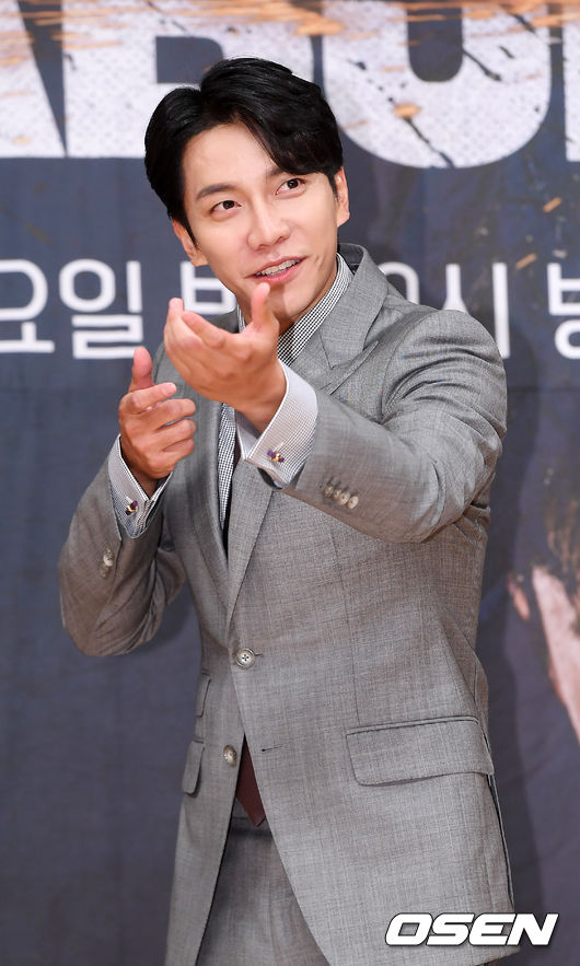 On the afternoon of the 16th, SBSs new gilt drama VAGABOND production presentation was held at SBS Hall, Mok-dong distributor SBS Broadcasting Center in Seoul Yangcheon District.Lee Seung-gi has photo time on stage.