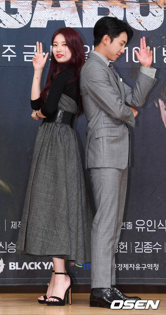 On the afternoon of the 16th, SBSs new gilt drama VAGABOND production presentation was held at SBS Hall, Mok-dong distributor SBS Broadcasting Center in Seoul Yangcheon District.Bae Suzy and Lee Seung-gi have photo time on stage.