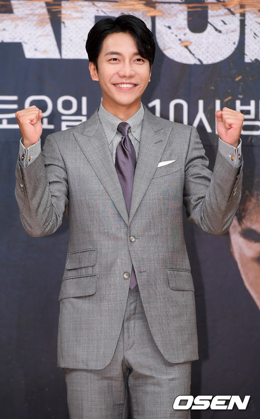 On the afternoon of the 16th, SBSs new gilt drama VAGABOND production presentation was held at SBS Hall, Mok-dong distributor SBS Broadcasting Center in Seoul Yangcheon District.Lee Seung-gi has photo time on stage.