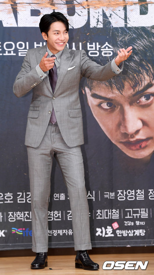 On the afternoon of the 16th, SBSs new gilt drama VAGABOND production presentation was held at SBS Hall, SBS Broadcasting Center, Mok-dong, Seoul Yangcheon District.Lee Seung-gi is walking out of the stage.