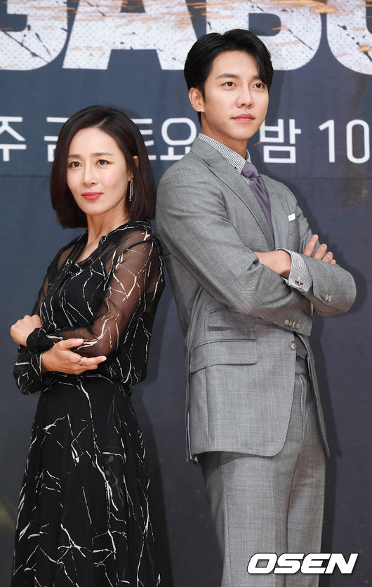 On the afternoon of the 16th, SBSs new gilt drama VAGABOND production presentation was held at SBS Hall, Mok-dong distributor SBS Broadcasting Center in Seoul Yangcheon District.Moon Jin-hee and Lee Seung-gi pose in front of the stage.