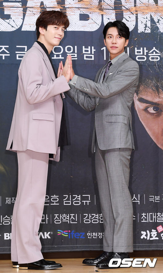 On the afternoon of the 16th, SBSs new gilt drama VAGABOND production presentation was held at SBS Hall, SBS Broadcasting Center, Mok-dong, Seoul Yangcheon District.Shin Sung-rok and Lee Seung-gi pose in front of the stage.