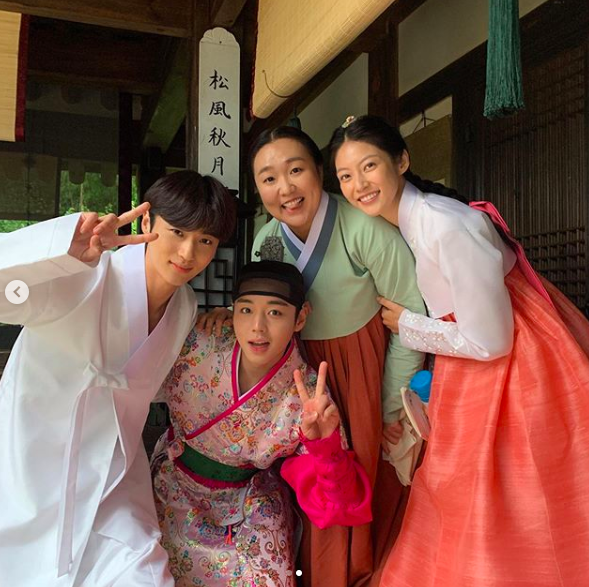 Komidian Lee Su-ji has been a promotional fairy for Flower per in the Joseon Hondam Workshop.Lee Su-ji posted two photos on his personal SNS on the 16th with a short article entitled Flower per first broadcast.The photos showed Lee Su-ji with actor Gong Seung-yeon, Wooseok and singer Park Jihoon, who appeared in Flower per special.Park Jihoon, Gong Seung-yeon, Wooseok and Lee Su-ji dressed as characters in the play, and dressed in colorful hanbok, created a cheerful atmosphere.Lee Su-ji encouraged the first broadcast of Flower per with the hashtag #Park Jihoon # Gong Seung-yeon # # # Park Bomi # Please cheer me up with the hashtag # Park Jihoon # Gong Seon #Flower per is a drama depicting the Joseon Hondam vs. Sagittar, in which the best hawk party of Korea Flower per is the king s first love and the most vulgar GLOW dog poop in Korea.Actors Kim Min-jae and Gong Seung-yeon, Seo Ji-hoon, Park Jihoon, Wooseok and Ko Won-hee will appear. Today (16th) will be the first broadcast at 9:30 p.m.