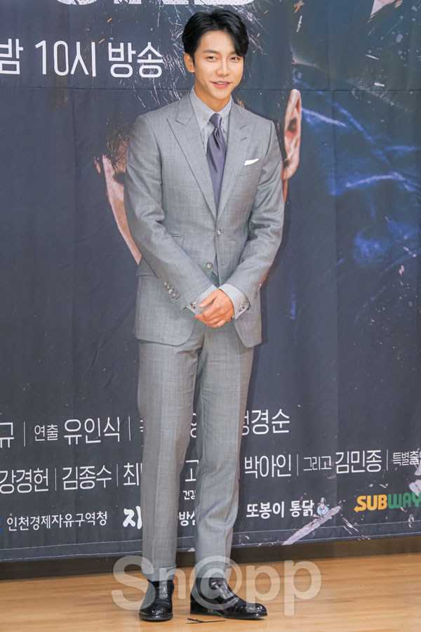 Actor Lee Seung-gi poses at the production presentation of SBSs new gilt Lamar Jackson Vagabond (director Yoo In-sik, playwright Jang Young-chul, Jeong Gyeong-sun) held at Mok-dong distinct SBS in Seoul Yangcheon District on the 16th.Meanwhile, SBS Jackson Vagabond will be broadcasted at 10 pm on the 20th, as a Lamar Jackson, a process of digging up a huge national corruption found by a man involved in a civil airliner crash in a concealed truth.Actor Lee Seung-gi poses for the production of SBSs new Golden Jackson Vagabond (directed by Yoo In-sik, playwright Jang Young-chul, Jeong Gyeong-sun) at the Mok-dong joint SBS in Seoul Yangcheon District on the 16th