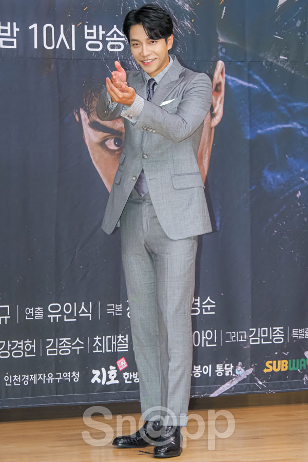 Actor Lee Seung-gi poses at the production presentation of SBSs new gilt Lamar Jackson Vagabond (director Yoo In-sik, playwright Jang Young-chul, Jeong Gyeong-sun) held at Mok-dong distinct SBS in Seoul Yangcheon District on the 16th.Meanwhile, SBS Jackson Vagabond will be broadcasted at 10 pm on the 20th, as a Lamar Jackson, a process of digging up a huge national corruption found by a man involved in a civil airliner crash in a concealed truth.Actor Lee Seung-gi poses for the production of SBSs new Golden Jackson Vagabond (directed by Yoo In-sik, playwright Jang Young-chul, Jeong Gyeong-sun) at the Mok-dong joint SBS in Seoul Yangcheon District on the 16th