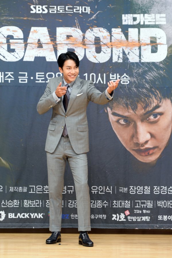 Actor Lee Seung-gi reveals his pride as StewardLee Seung-gi said at a production presentation of the new gilt drama Vagabond at the SBS office in Mokdong-seo, Yangcheon-gu, Seoul on the afternoon of the 16th, The experience in Army has helped a lot to postpone action.Everyone laughs, I havent got Hair yet, but now Im a lot of Hair. I still have pride in Army. I like South Korea Army.If you see it, you will know the importance of being, and Actor is stronger than you think, he said. Shooting is similar to experience in Army, making it confident and easy.Vagabond (VAGABOND) is a drama in which a man involved in a civil-commodity passenger plane crash uncovers a huge national corruption found in a concealed truth.Lee Seung-gi reservoir, Shin Sung-rok Moon Jung-hee, Hwang Bo-ra and others will appear and directed by Yoo In-sik, who will be organized following Doctor John and will be broadcast for the first time at 10 p.m. on the 20th.