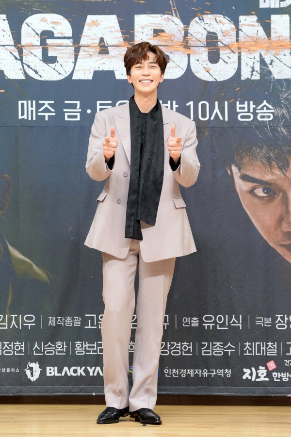 The Book of Gugaga Lee Seung-gi and Bae Suzy reunited as Vagabond in six years, here is SBSs son (?)Shin Sung-rok and director Yoo In-sik of Romantic Doctor Kim Sabu have joined together.Drama Vagabond, known as 25 billion One masterpiece, can continue to be a popular hit with 30% of TV viewer ratings by continuing the energy of the expected work.Ahead of the first broadcast on the 20th, a production presentation of the new drama Vagabond was held at SBS office in Mokdong-seo, Yangcheon-gu, Seoul on the afternoon of the 16th.The event was attended by Lee Seung-gi and Bae Suzy of Vagabond, Shin Sung-rok Moon Jin-hee Hwang Bo Ra and director Yoo In-sik.He said of teamwork, I filmed for 11 months.It would be hard if one person showed an uncomfortable or uncooperative appearance, but I could see why they were important actors when they watched the ensemble play comfortably even though the end kings with strong personality gathered. It was a strange and difficult environment, but the breathing was very good.People are very good people. I think friendship will continue after the end of the drama. It was a teamwork of extreme strength. I filmed it happily.He said, Drama is faithful to Action, and various actions are composed in combination.I prepared it for two months in advance at Action School.  It is a first stage of Taekwondo, which is actually the first stage.I am not a real person. In fact, my experience in the military has helped me to postpone action.Lee Seung-gi said, Everyone is laughing that they have not yet come out of the army, but now they have a lot of Hair. However, I am still proud of the army.I like the Korean military, and when I do, I know the importance of being and learn masculinity is stronger than I thought. Shooting is similar to experience in the military, so I have confidence and ease.Moon Jin-hee will take on Jessica Lee, the Asia president and lobbyist of John Enmark, and will show her transformation. Moon Jin-hee said, I am heartbroken by casting alone.As soon as I received the script, I wanted to do this drama in Korea.I was more attracted to the character Ive never been to before and the person who breaks the glass wall in the world of men, he said.It was difficult, but I had a lot of help from around me. I went to the film industry and learned English.I had a friend who helped me to speak out while I was worried about a line all night. I also received a lot of help from the scene of swearing.Finally, Hwang Bo Ra plays Goharis best friend, Gong Hwa-suk, as the one in the state affairs one seven.Hwang Bo Ra said, I made my debut as a public bond talent in 2003, and I played the role of a servant at that time.When I was paid 300,000 cents a month, he said. The writer of Vagabond gave me a named character for the first time.Director Yoo In-sik was also a coach who was pretty when I went to greet him at the beginning of his debut.Vagabond, which I met again with the two of you, was a work that I had to do. Meanwhile, Vagabond, which was organized following Doctor John, will be broadcast on SBS at 10 p.m. on the 20th.