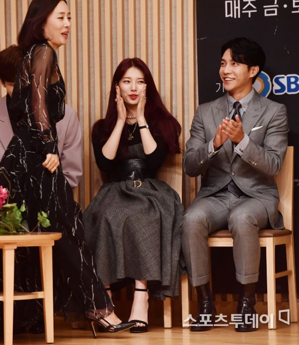 Actor Bae Suzy and Lee Seung-gi are applauding for Moon Jin-hee at the presentation of the new gilt drama Vagabond at SBS in Mok-dong, Seoul on the afternoon of the 16th.Vagabond, starring Bae Suzy Lee Seung-gi Shin Sung-rok Moon Jin-hee Hwang Bora Baek Yoon-sik, will be broadcasted on the 20th as a drama depicting the process of digging up a huge national corruption found by a man involved in a crash of a civilian passenger plane in a concealed truth.2019.09.16.