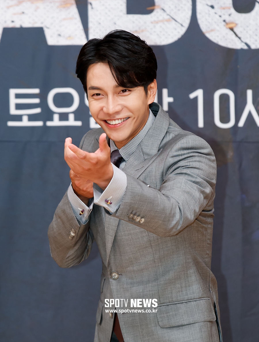 The production presentation of SBS drama Vega Bond was held at Mok-dong distinct SBS in Seoul Yangcheon District on the afternoon of the 16th.Actor Lee Seung-gi poses for photo shoot=Seoul,