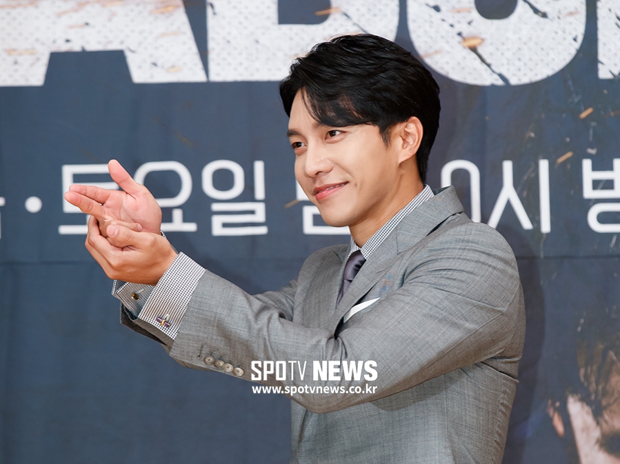 The production presentation of SBS drama Vega Bond was held at Mok-dong distinct SBS in Seoul Yangcheon District on the afternoon of the 16th.Actor Lee Seung-gi poses for photo shoot=Seoul,