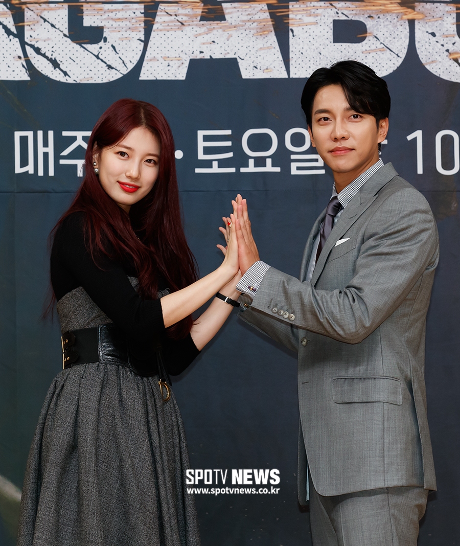 The production presentation of SBS drama Vega Bond was held at Mok-dong distinct SBS in Seoul Yangcheon District on the afternoon of the 16th.Bae Suzy and Lee Seung-gi pose for a photo shoot.=Seoul,