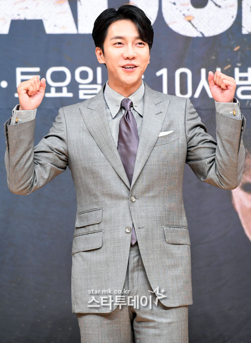 Actor reservoir, Lee Seung-gi poses at SBS gilt drama Vagabond production briefing session held at SBS in Mok-dong, Seoul on the afternoon of the 16th.