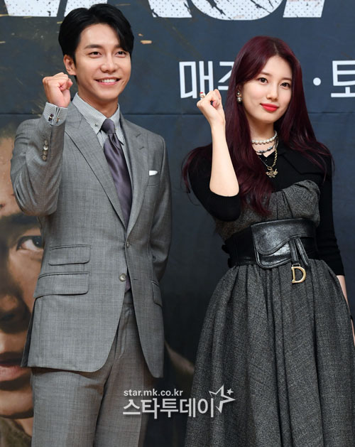 Actor Bae Suzy and Lee Seung-gi pose at the SBS gilt drama Vagabond production briefing session held at SBS in Mok-dong, Seoul on the afternoon of the 16th.