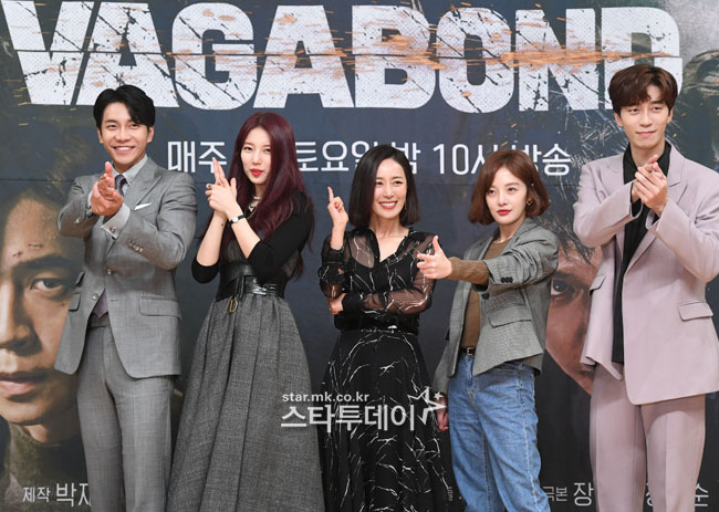 The cast of Vagabond expressed confidence in the work and set a goal of 30% audience rating.At 2 p.m. on the 16th, SBS Hall in Mok-dong, Yangcheon-gu, Seoul, a production presentation of SBSs new gilt drama Vagabond was held.Yoo In-sik PD, Lee Seung-gi, Bae Suzy, Shin Sung-rok, Moon Jung-hee and Hwang Bora attended the production presentation.Yoo In-sik PD said, I prepared a long time for Vagabond, and many people put time and passion on it.Its an exciting drama with a number of things in it: intelligence, action, politics, thrillers, melodies and narratives.I wanted to make a drama that was unbearably interesting because I was curious about the next episode. I hope you have fun with the great actors. As for the teamwork among the actors, he said, It was a teamwork of extreme strength. During the two-month shooting in Morocco, the long flight time was tired, the food was not right, and the water was not right.It was also an action shoot, and it was a series of tensions, and it was good while I was there. I felt that each other was a good person through day shooting and occasional night drinking.I do not think this friendship will continue even after Drama is over. Lee Seung-gi asked whether the production cost of 25 billion won was burdensome, saying, The crews prepared the filming perfectly so that I could not feel the burden. It was much more fun than the script, and it was the most fun production without harming the drama.I think I had a sense of stability because I had to concentrate on my acting. Lee Seung-gi said, I think it is the most masculine character I have ever done, Lee said. Usually, the protagonist of the action spy movie is a trained agent.Vagabond, however, is a story of a civilian who has never received special training, losing his nephew in an airplane accident and running to dig up a huge plot.So, unlike other action intelligence movies, I tried to contain the action that feels emotions. Bae Suzy explains that I am a three-dimensional person who is digging into the civil passenger plane incident with Cha Dal-gun while I am dispatched to Morocco and explains to the Gohari Character, I hope that I will be seen in my work as I grow up.There was a confusion in the middle of the drama as the agency changed. I will try to show you a good picture in the future, so I hope you will watch it well. I was able to hear the impression that I had to breathe in six years after Kuga no Seo.Bae Suzy said, I was happy when I heard that I had been playing together in the past because it remained a good memory.So I think I was able to shoot with better breathing. Lee Seung-gi also said, Bae Suzy is so good at Etitude, and she is positive and bright in the field.I had a lot of hard work such as Action Acting, but I would like to take a cool shot. Shin Sung-rok, who has been loved by SBS Drama Empresss Dignity and Return, has concluded the production presentation with confidence in Vagabond.Shin Sung-rok said, This work is going to be really good.I have tried a lot of experiences that I have not done in the past, and I thought that it would be a new level of drama while shooting and feeling in the field.This is not easy to say, but I think it will work better this time. The audience rating target is 30%.If 30% comes out, the actors will discuss it and fulfill their commitments. Meanwhile, Vagabond will be broadcast for the first time at 10 p.m. on the 20th.
